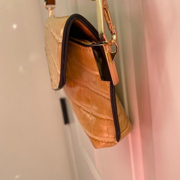 Klutch Sightseer Crossbody Purse Bag Yellow Gold color with croc pattern 9" x 5" - Picture 2 of 9